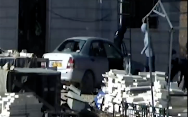 Des assaillants détruisent la voiture de Mahmoud Dramin dans les collines du sud d'Hébron, le 27 octobre 2025. (Capture d'écran : X/masafering)